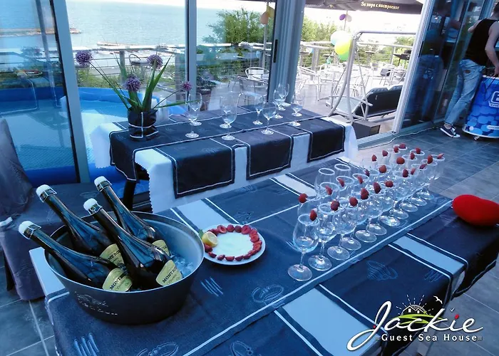 Jackie בית הארחה