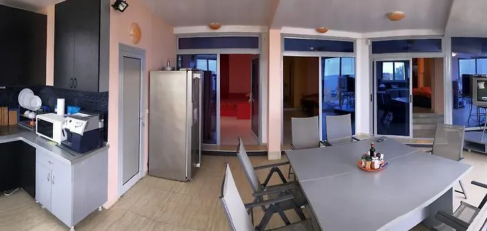 Jackie בית הארחה 4*