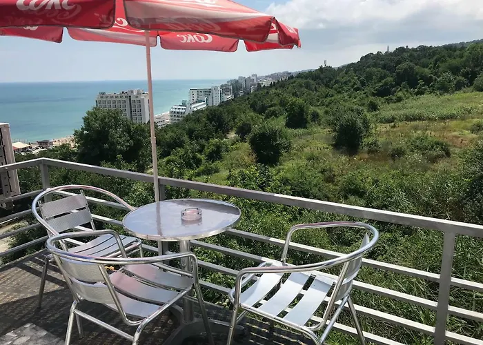 Jackie בית הארחה 4*